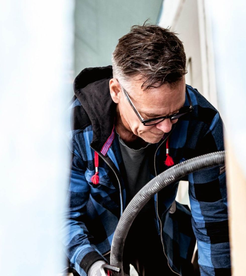 Schyberg som er i gang med arbejde.